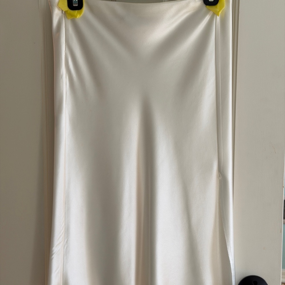 Chic Satin Midi Skirt in Cream